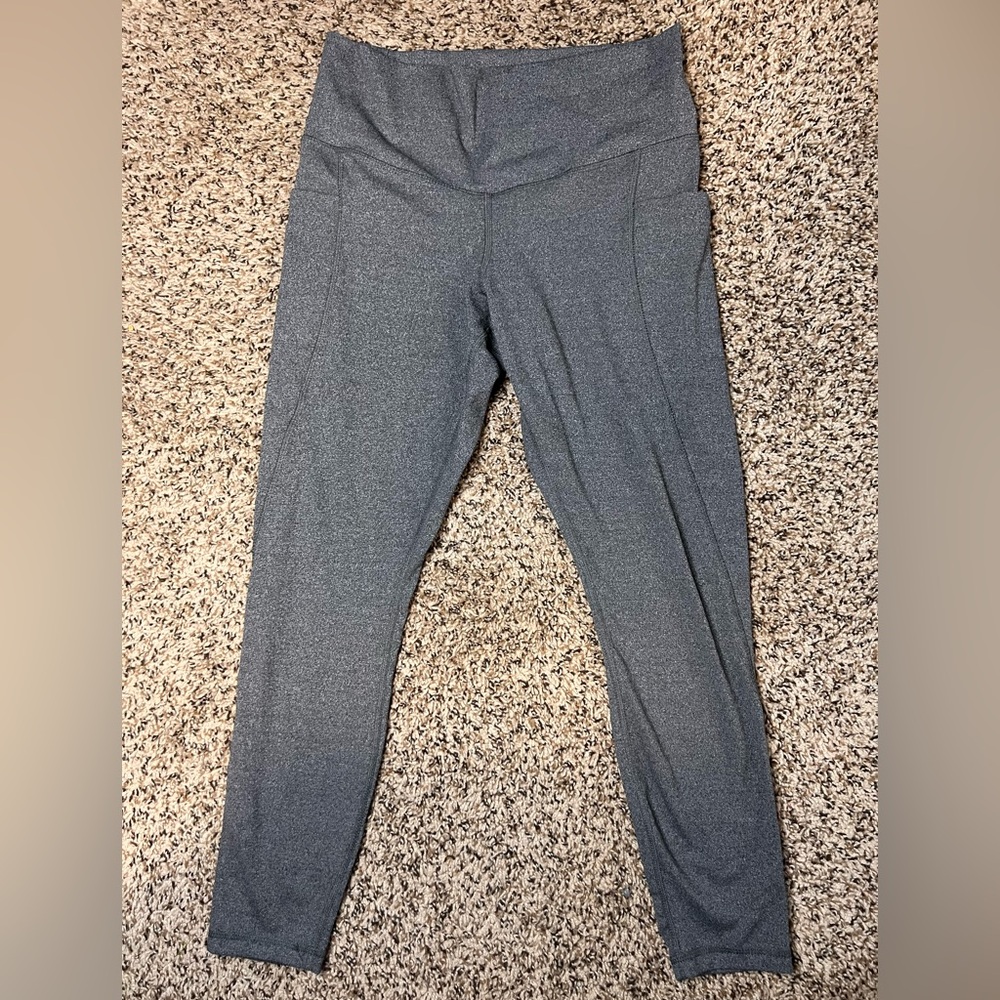 Woman’s Gray Crop Leggings